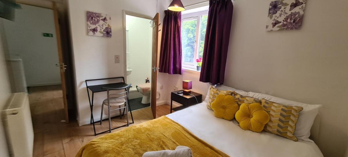 Worcester House-Group Stays Contractors & Families - Short Term or Reduced Long Stay - - 4 Rooms 6 Beds with Lounge & Kitchen, FREE WiFi & On-drive Parking! - Housity