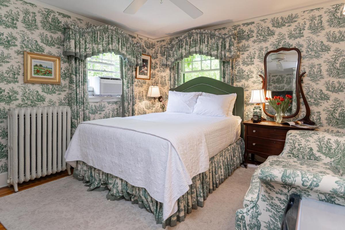 Pinecrest Bed & Breakfast - Housity