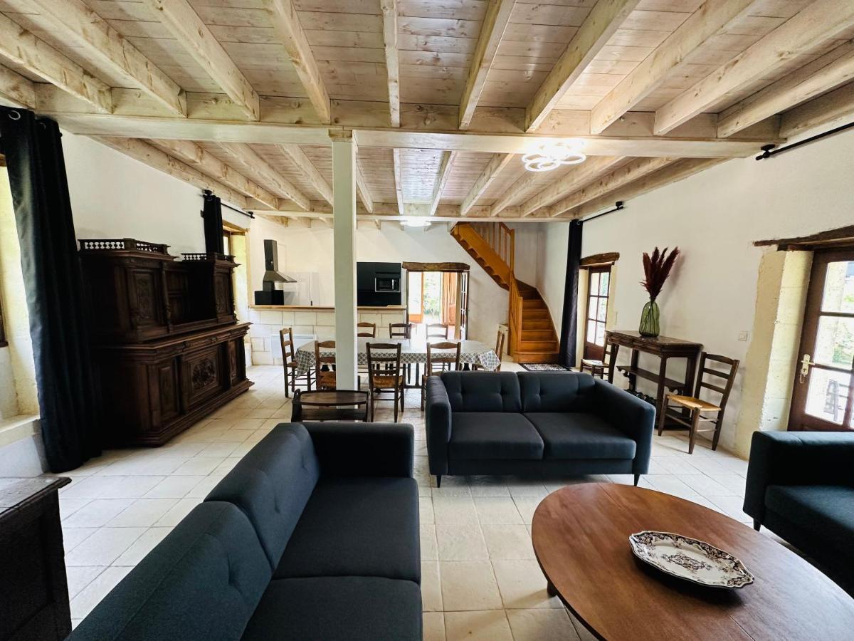 - un salon avec des canapés bleus et un plafond en bois dans l'établissement Hôtel & SPA Château de La Côte - Brantôme, à Biras