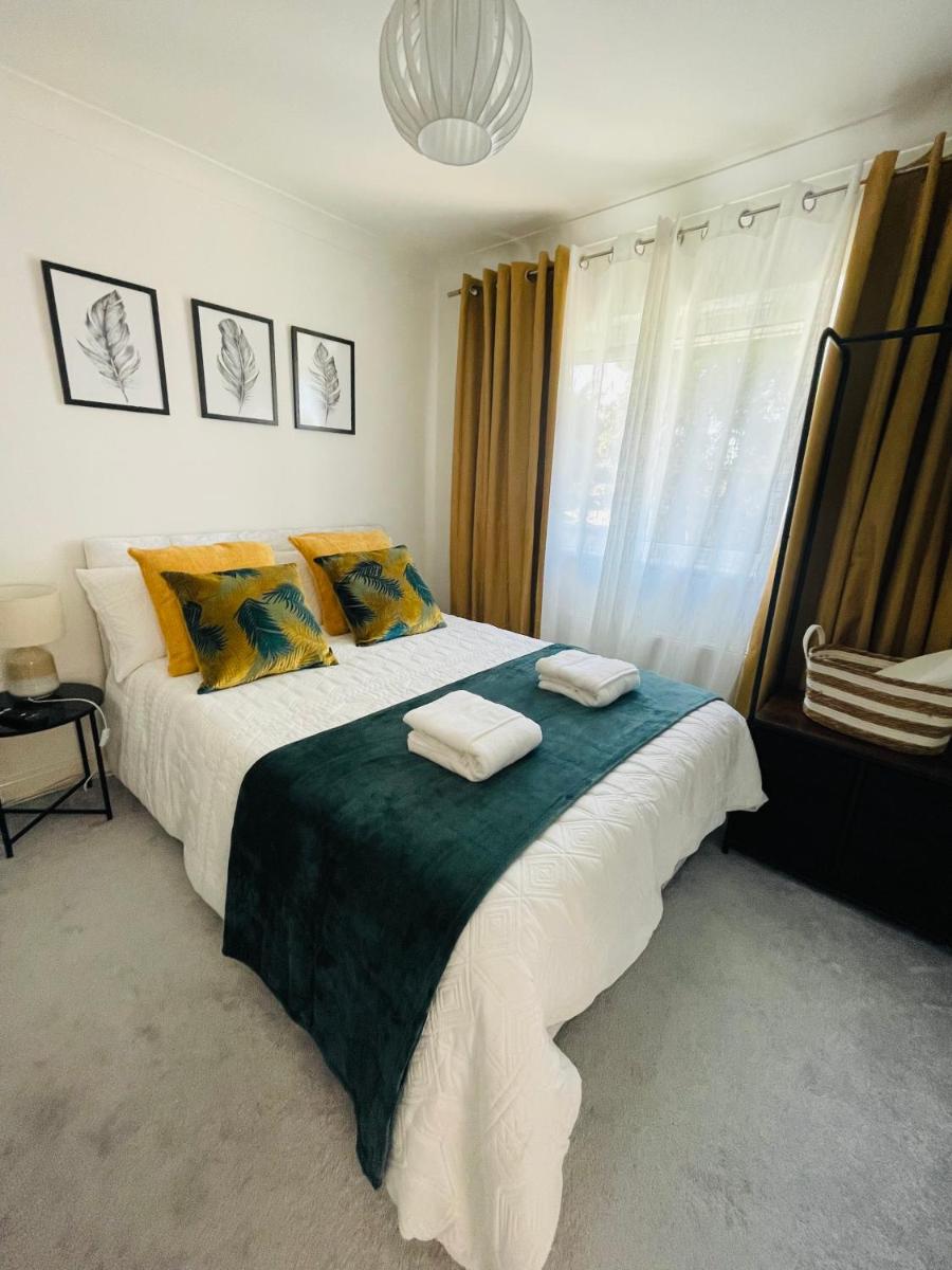 Simple Stay-Double Room Escape with Modern Luxury - Housity