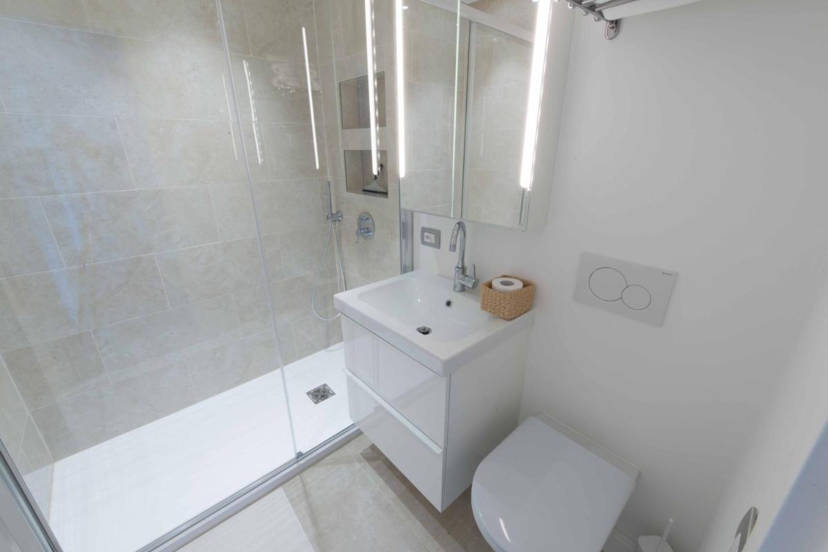 Lakeview Panorama Penthouse with Washer & Dryer - Housity