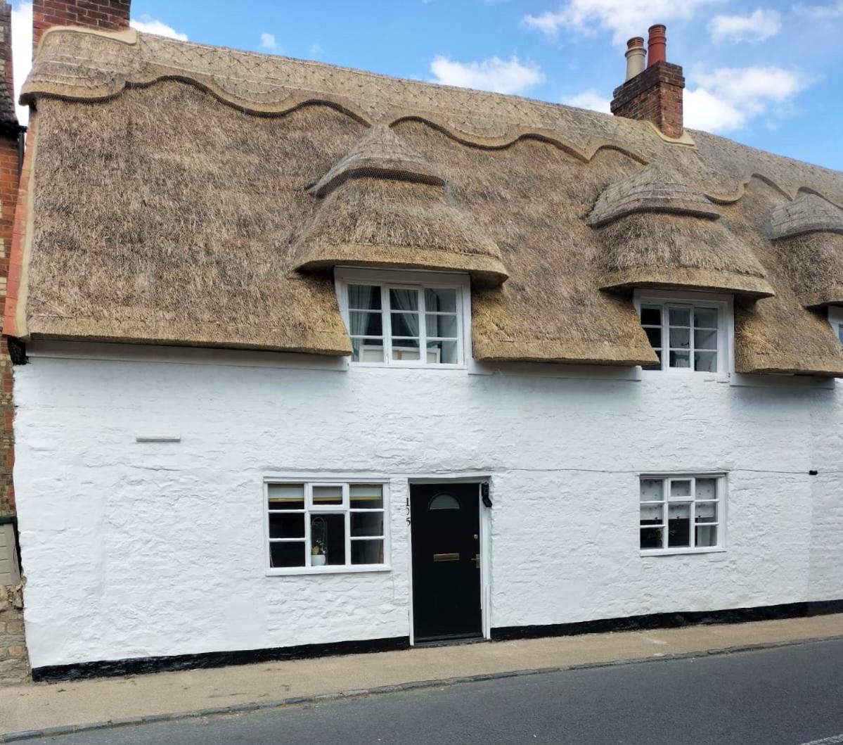 Grade Two Listed Cosy Cottage - Housity
