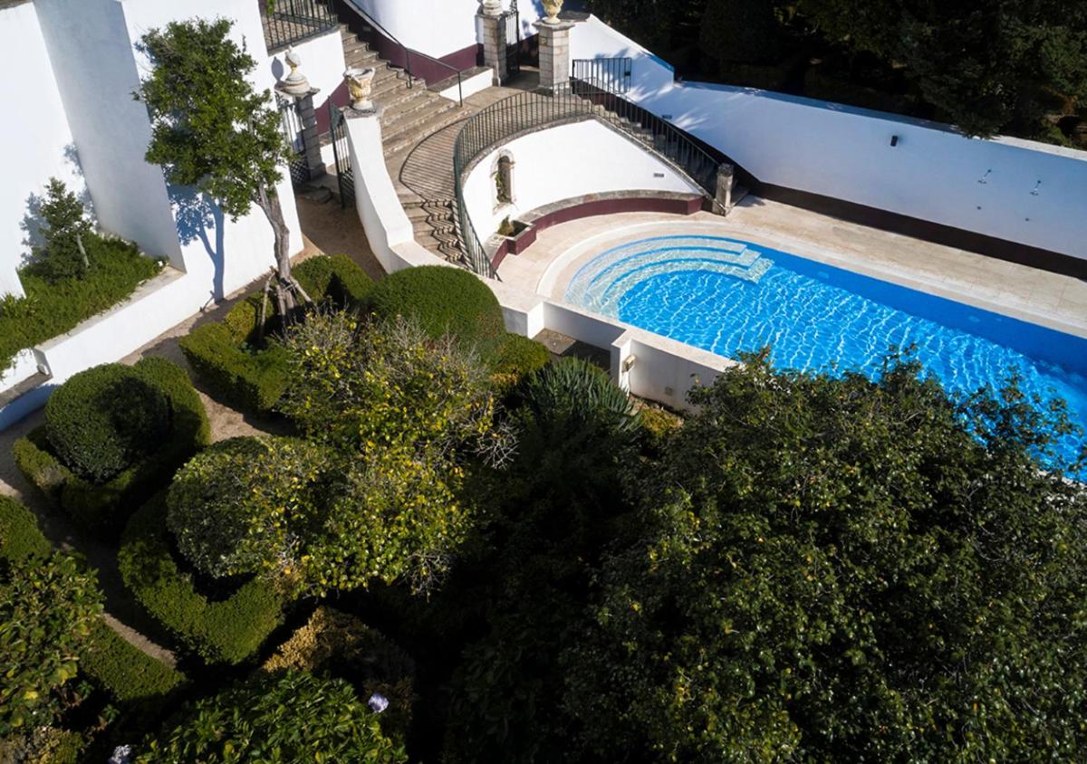 A piscina em ou perto de Octant Lousa