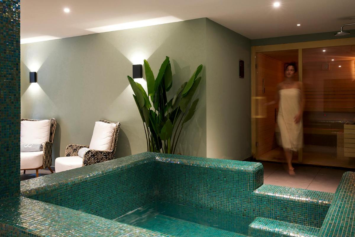 A piscina em ou perto de Octant Lousa