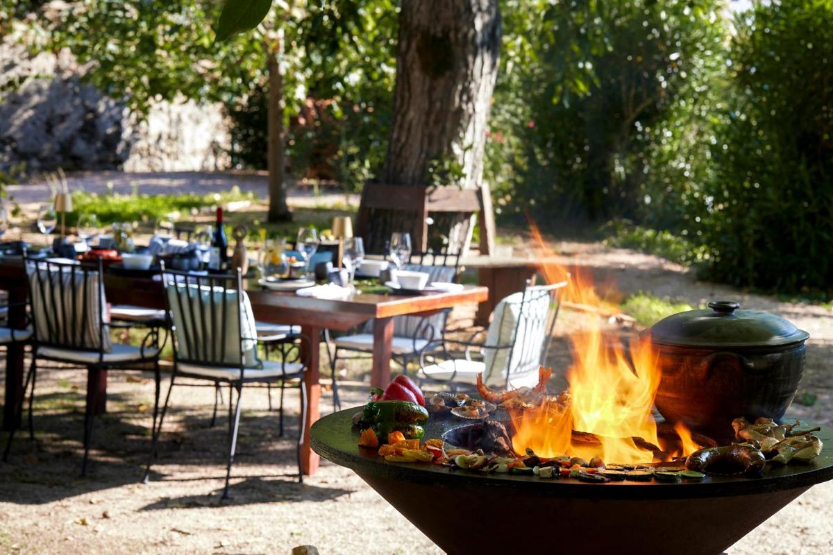 As comodidades para churrasco disponíveis para os clientes deste hotel