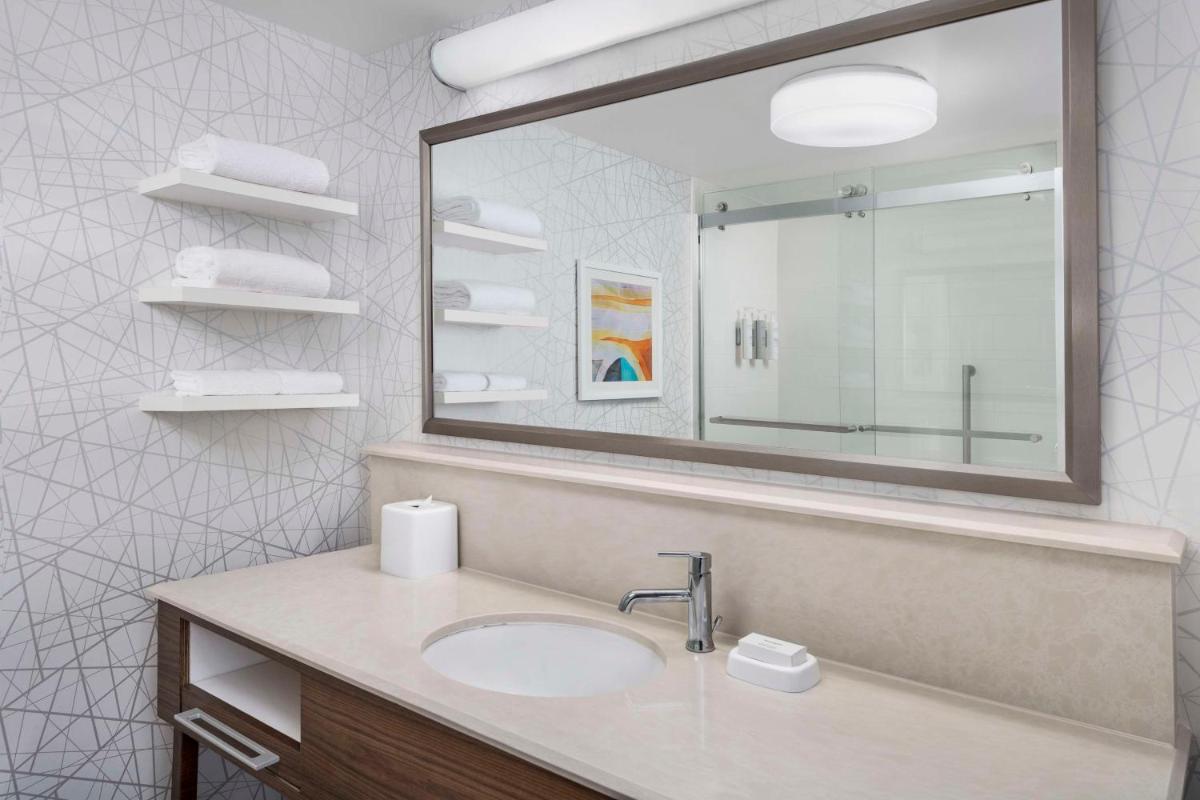 Hampton Inn & Suites at Lake Mary Colonial Townpark - Housity