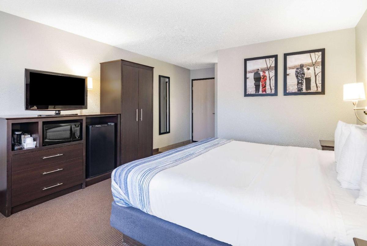 AmericInn by Wyndham Plover Stevens Point - Housity