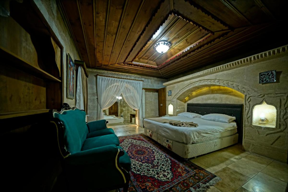 Holiday Cave Hotel - Housity