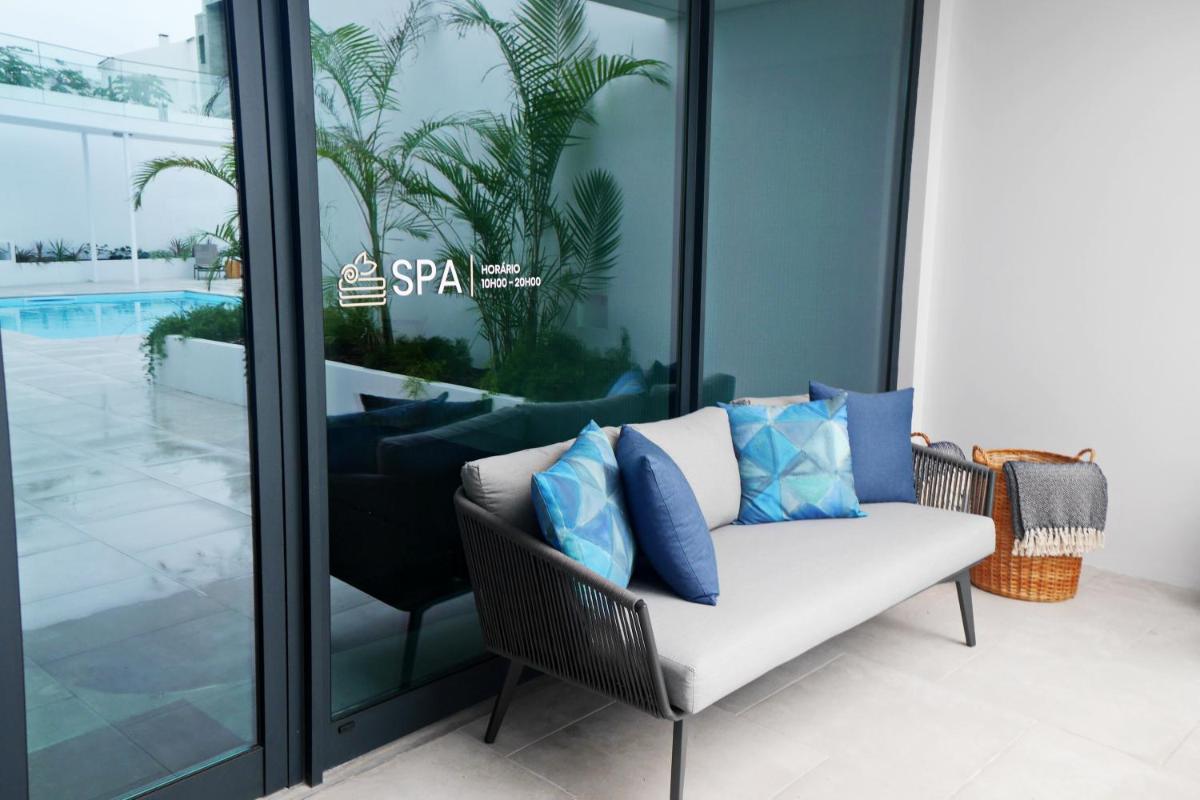 Uma área de estar em Pêro Teive Bay Apartments Hotel