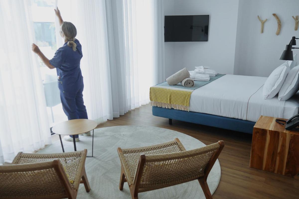 Uma cama ou camas num quarto em Pêro Teive Bay Apartments Hotel