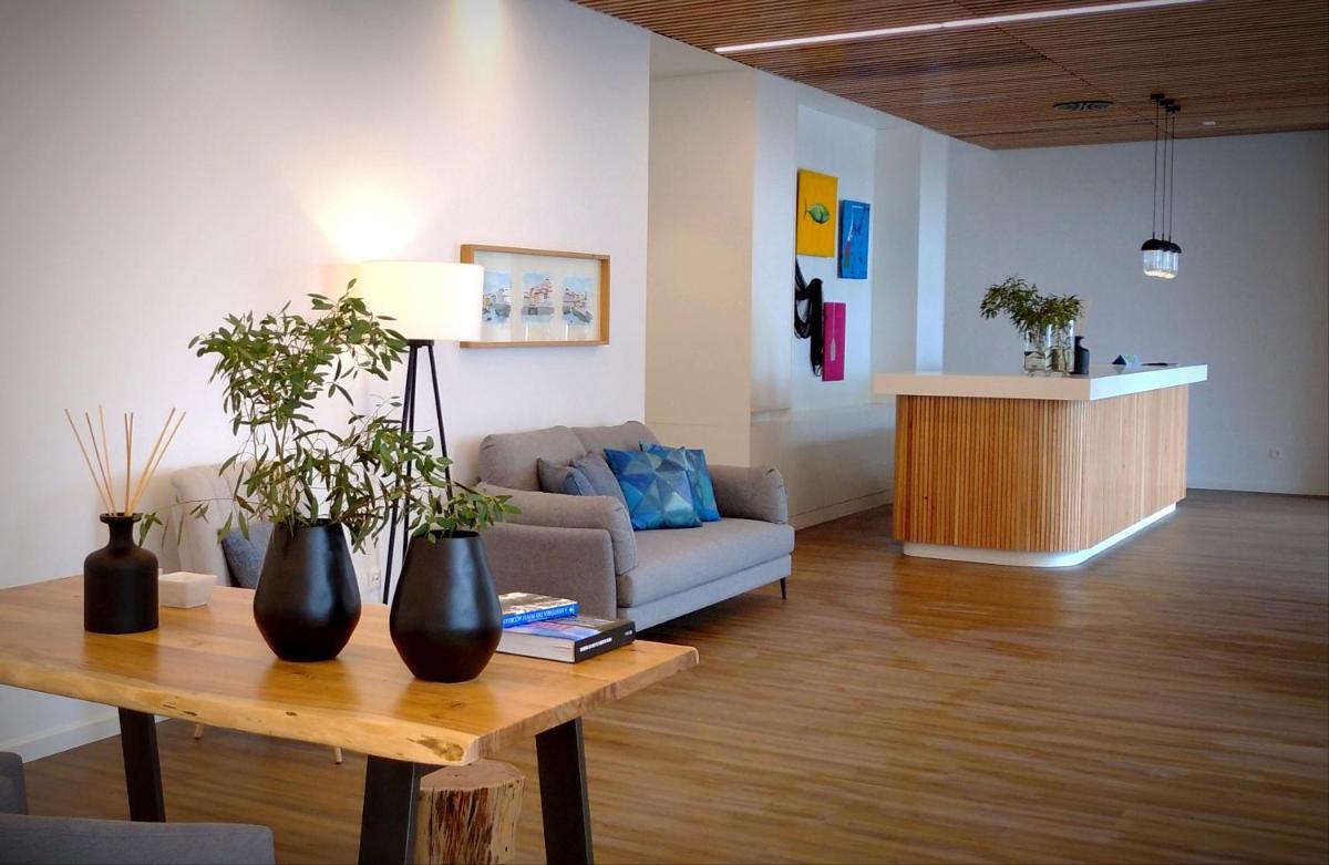 Uma área de estar em Pêro Teive Bay Apartments Hotel