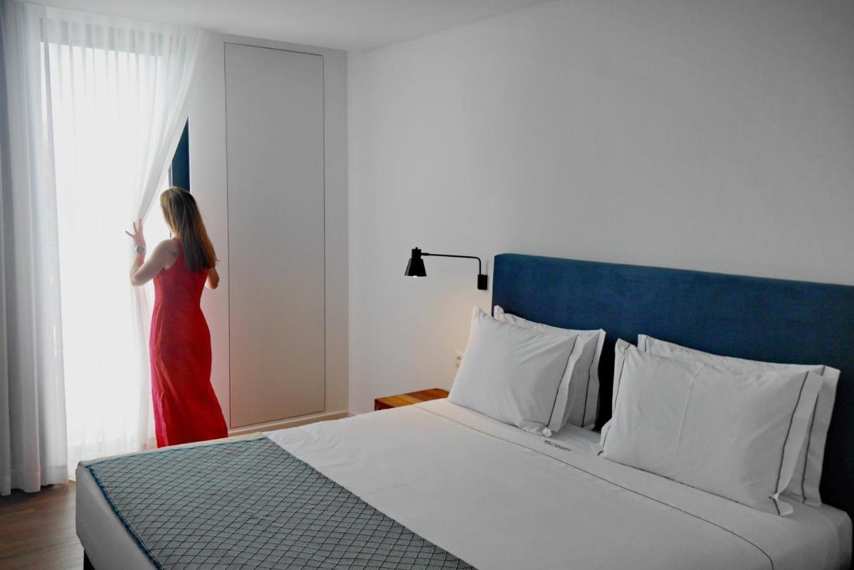 Uma cama ou camas num quarto em Pêro Teive Bay Apartments Hotel