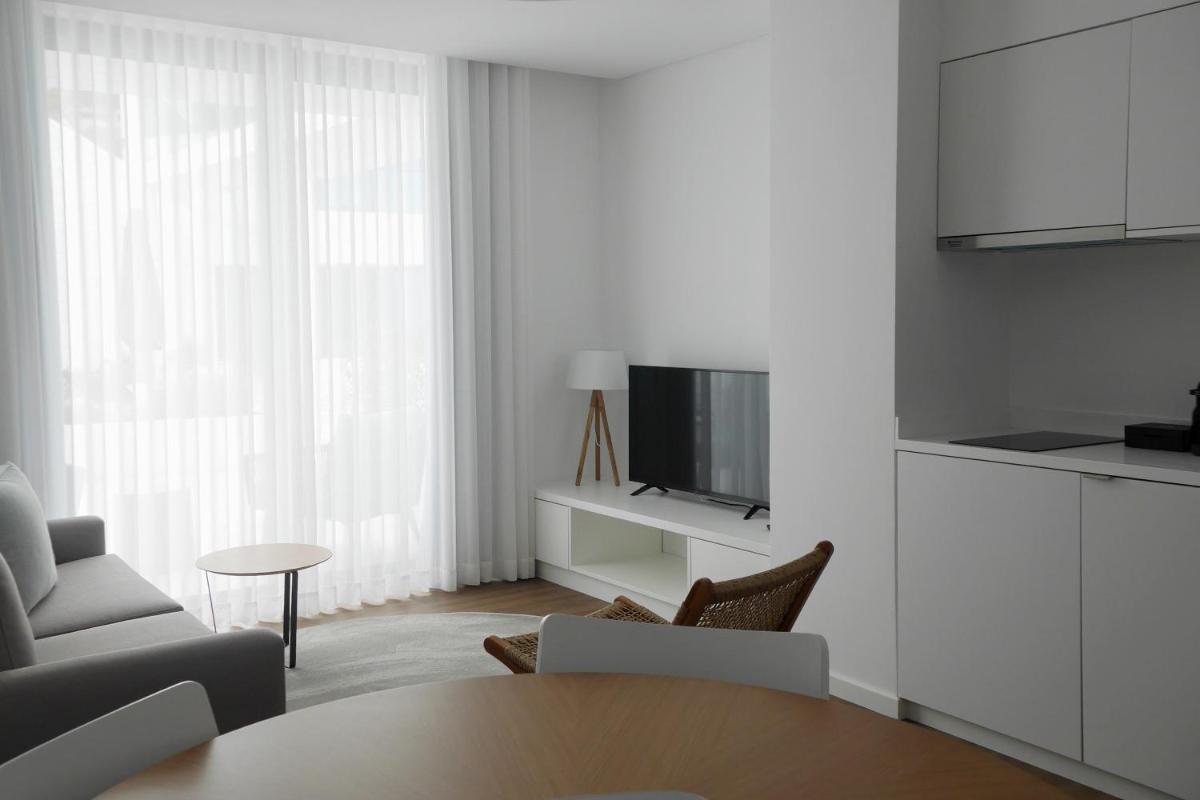 Uma televisão e/ou sistema de entretenimento em Pêro Teive Bay Apartments Hotel