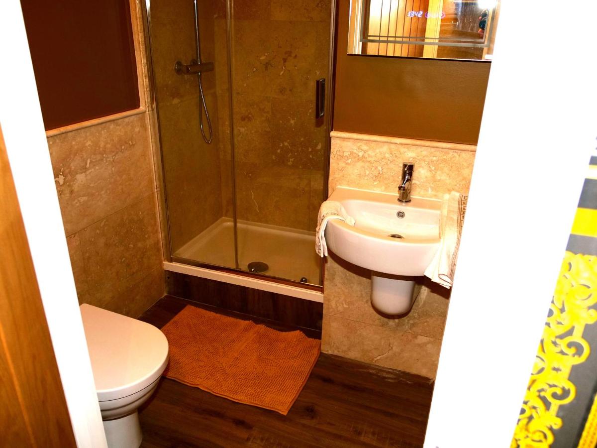 Sexy Luxurious Versace Apartment Near Sheffield - Housity