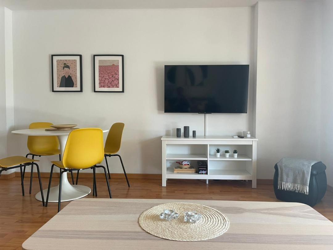 Cálido apartamento con gran terraza y vistas a 600 metros del mar - Housity