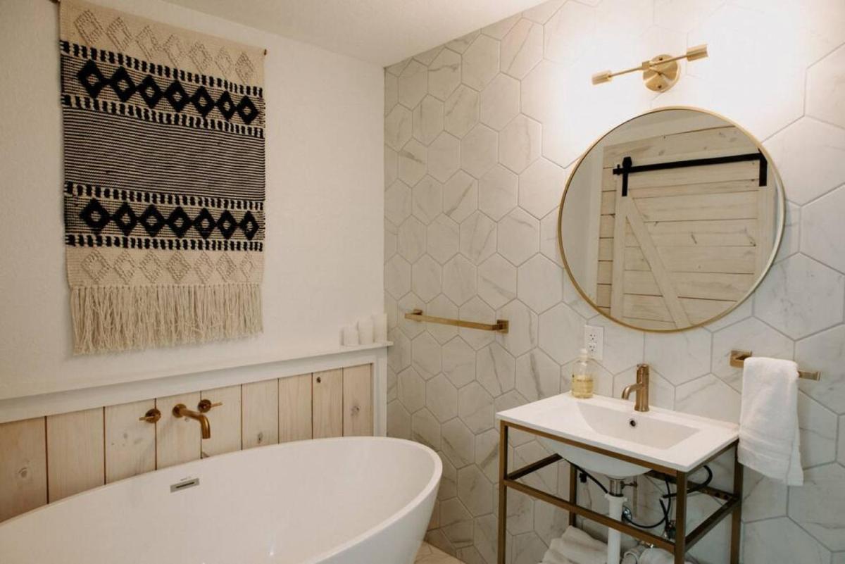Downtown Studio 3 at Beer Ranch Project Inn - Housity