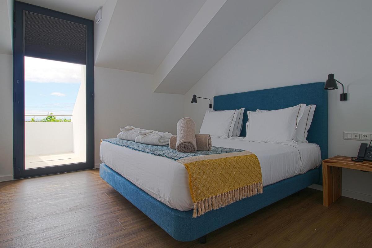 Uma cama ou camas num quarto em Pêro Teive Bay Apartments Hotel