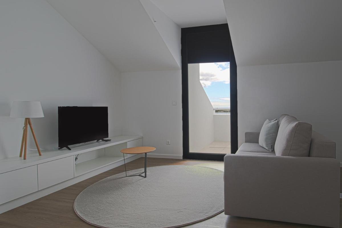 Uma televisão e/ou sistema de entretenimento em Pêro Teive Bay Apartments Hotel