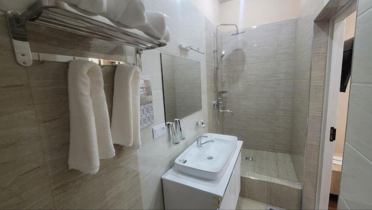 Triple S Hotel - Housity