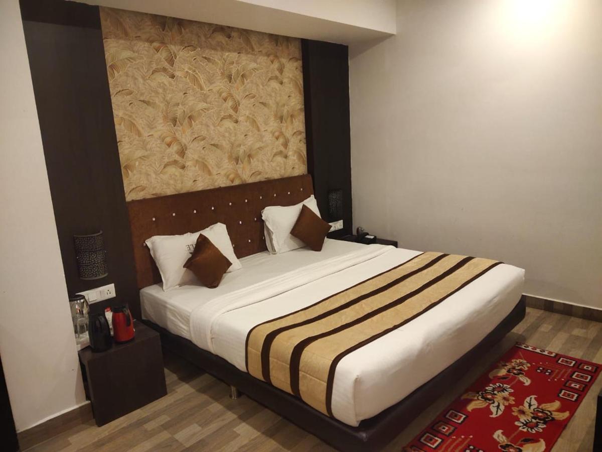 Hotel S R Castle - Housity