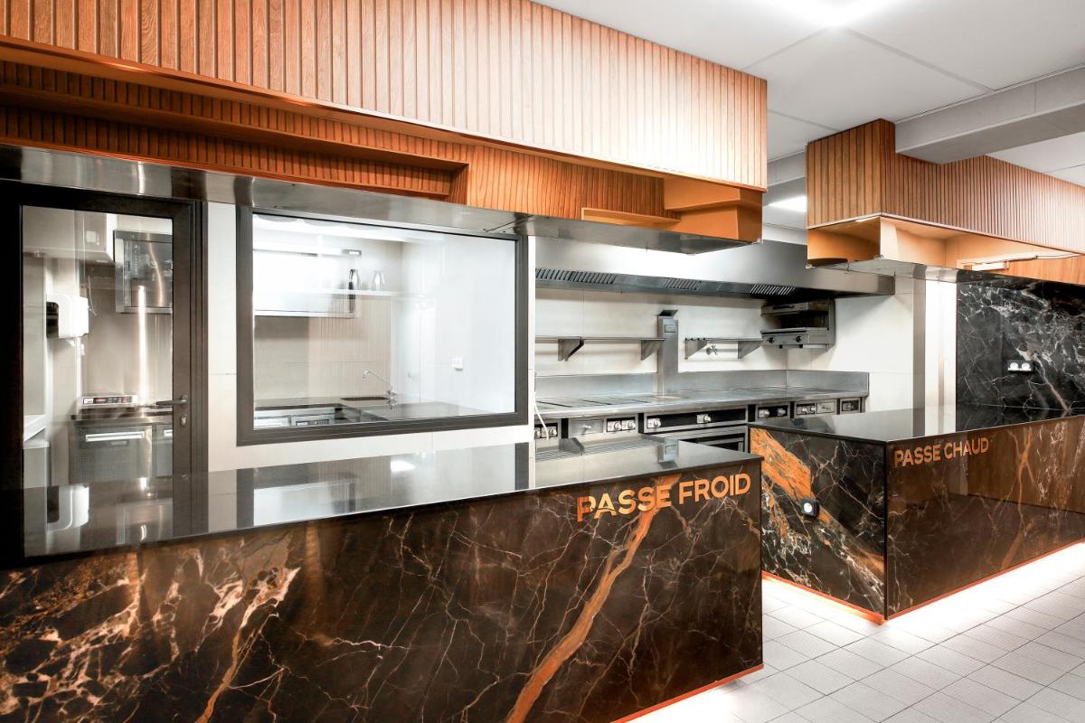 Cuisine ou kitchenette dans l'établissement Hôtel Marinca & Spa