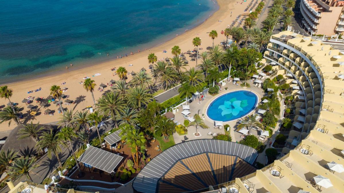 una vista aérea de la playa y el complejo en Sir Anthony, en Playa de las Américas