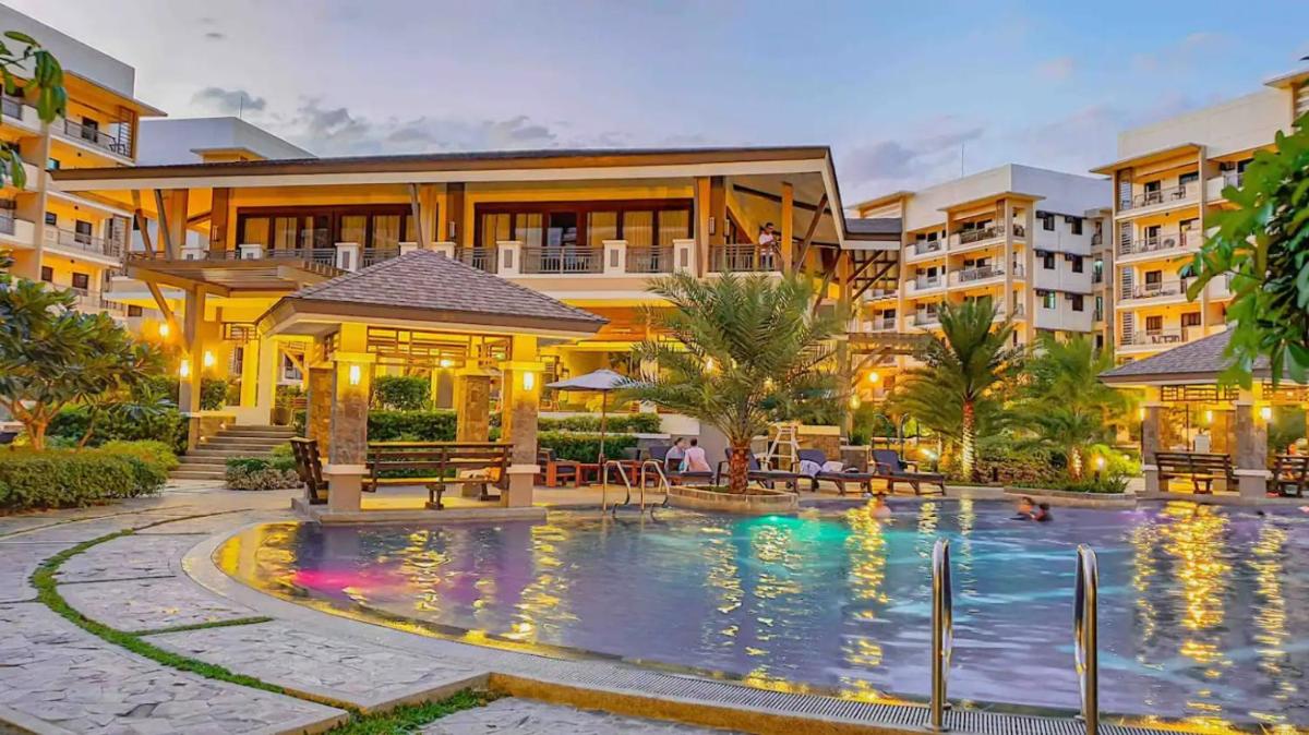 Chic Cityscape View 2BR, Paid Parking, Fast Internet, Swimming Pools & Shop at SM Malls, Waltermart - Housity