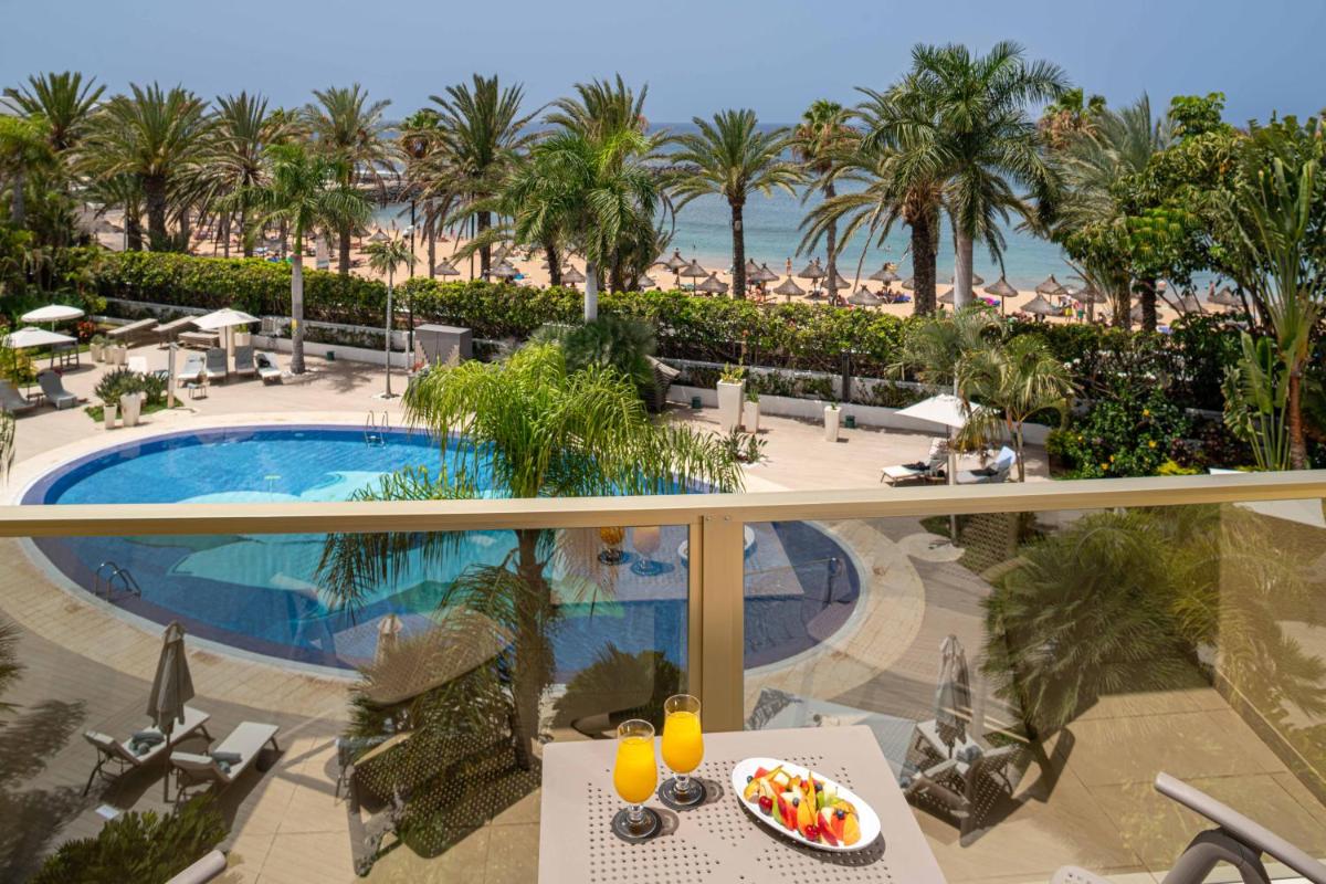 Una vista aérea de un resort con piscina y palmeras. en Sir Anthony, en Playa de las Américas