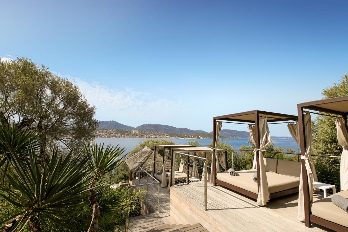 d'une terrasse avec des chaises et une vue sur l'eau. dans l'établissement Hôtel Marinca & Spa, à Olmeto