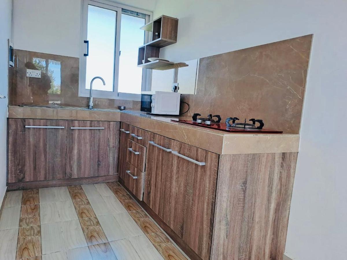 Suitetrails - Spacious Private Rooms with Communal Kitchen