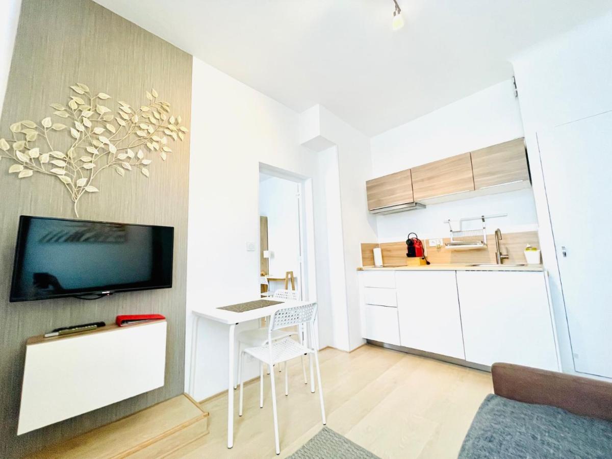 F2 Golden Lounge, Hyper Centre, Parking - Housity