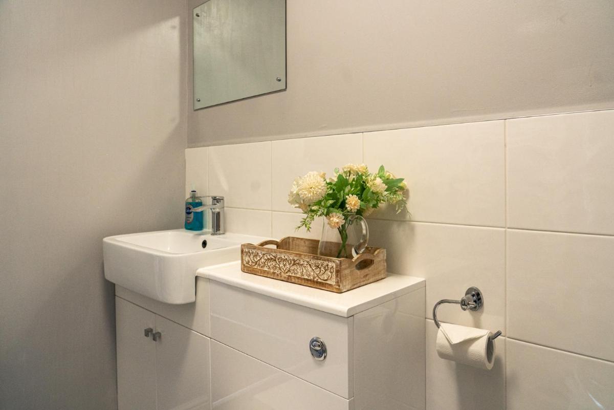 Nr WINDSOR stunning 1 bedroom self contained property in Burnham near Heathrow - Housity