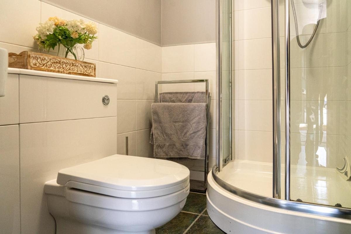 Nr WINDSOR stunning 1 bedroom self contained property in Burnham near Heathrow - Housity