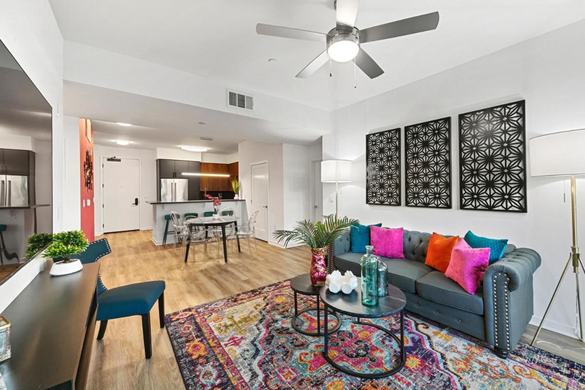 Fairfax District Chic City Oasis 2 BR Apt with Den 136 - Hizvo
