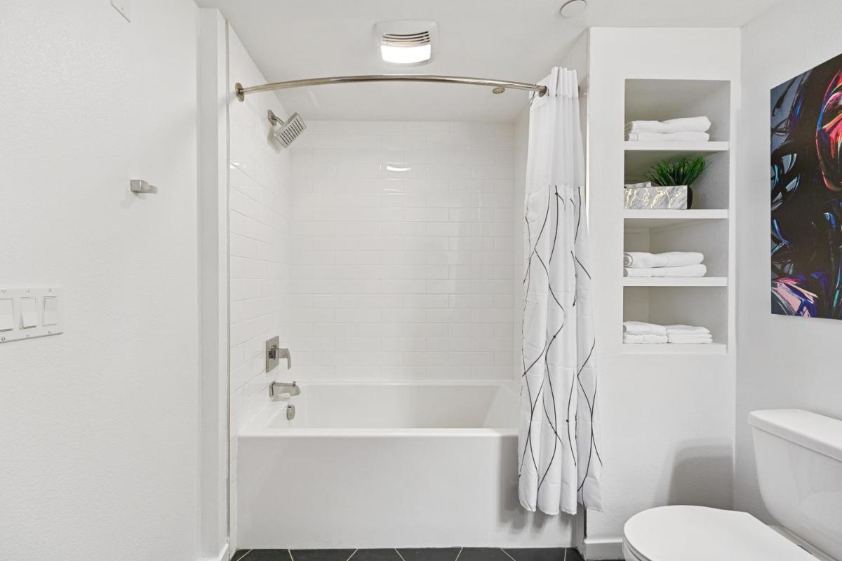 Fairfax District Chic City Oasis 2 BR Apt with Den 136 - Hizvo