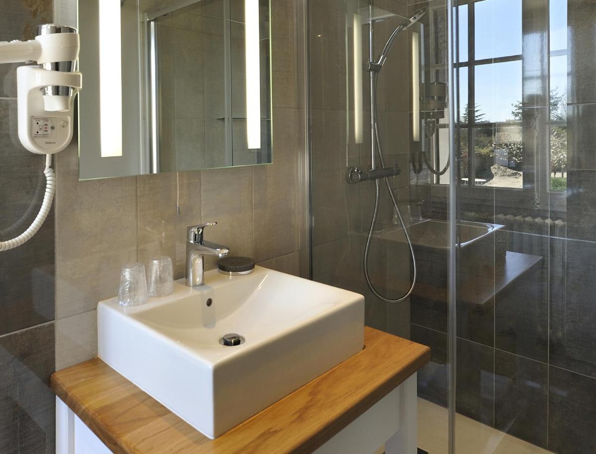 Auberge Du Grand Dauphin - Housity