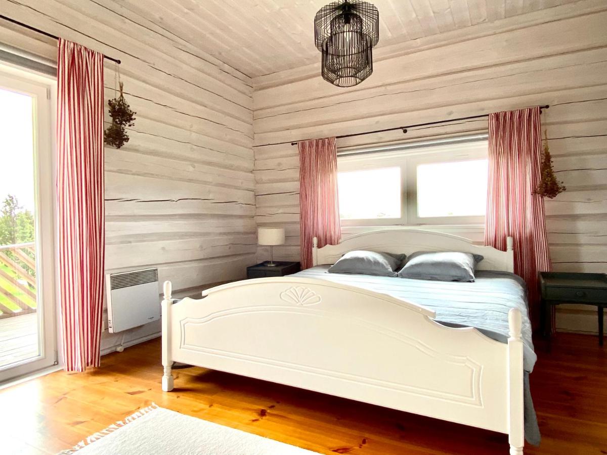 Art and design loghouse in Muhu Island - Housity