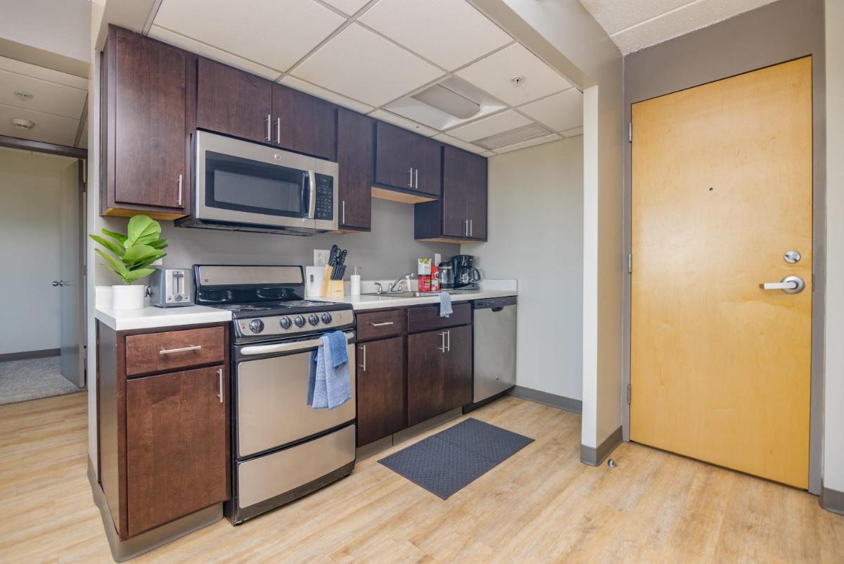 Modern Apt Across From Wells Fargo Arena Downtown - Housity