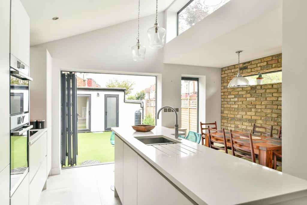 Suitetrails - Spacious family home with garden