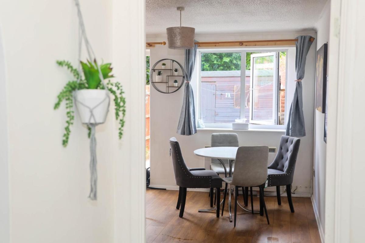 Luxe Cosy&Spacious 2 Bed House - Super Fast Wi-Fi & Private Parking Near GLO Airport & Cheltenham Racecourse - Housity