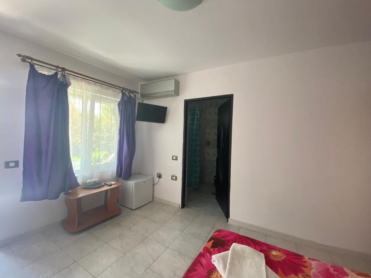 Raven Comstar - Housity