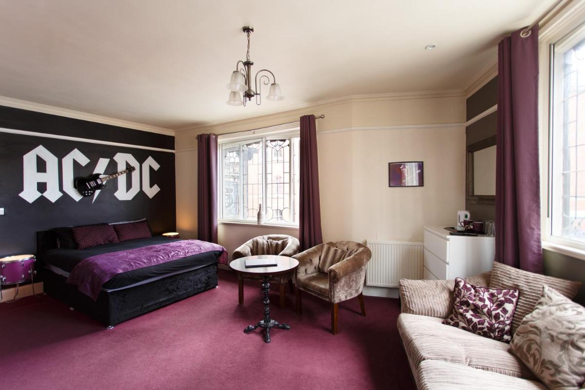 The Saddle Inn - Housity