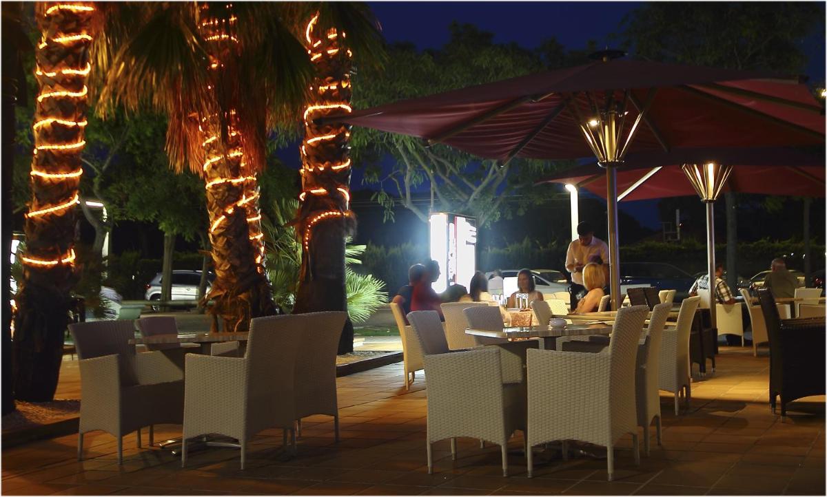 Un restaurante o sitio para comer en Don Angel & SPA & Padel- Adults Recommended