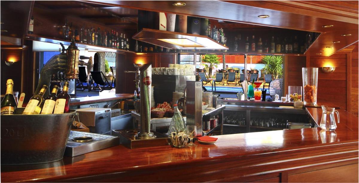 El salón o zona de bar de Don Angel & SPA & Padel- Adults Recommended