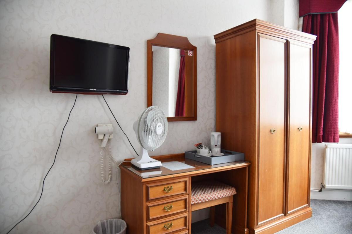 Crystal Hotel & Savour - Housity