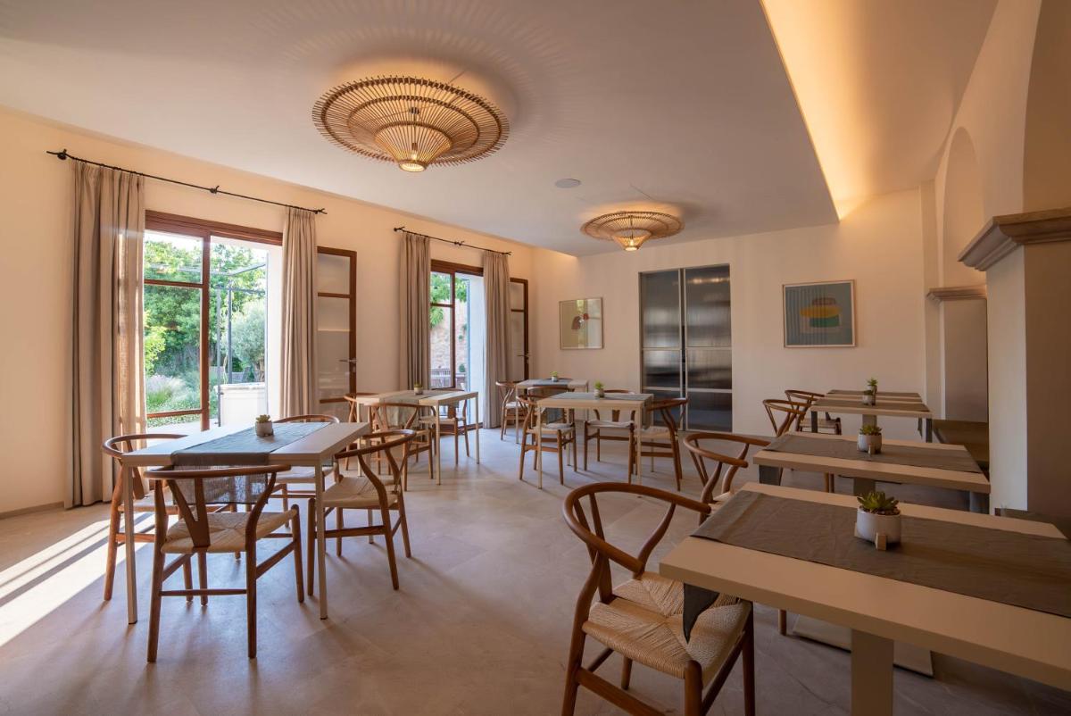 Un restaurante con mesas y sillas en una habitación. en Nema Boutique Hotel & Spa, en Artà