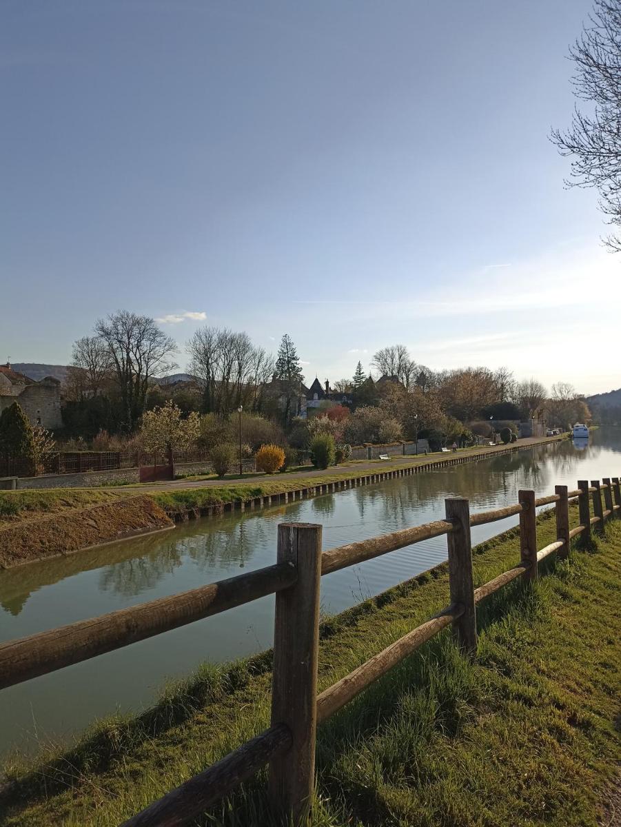 Gîte Le 16, Sous Les Trémières - Housity