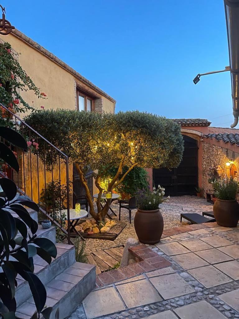 Jardín al aire libre en Les Vinyes Alojamiento Rural Boutique & SPA