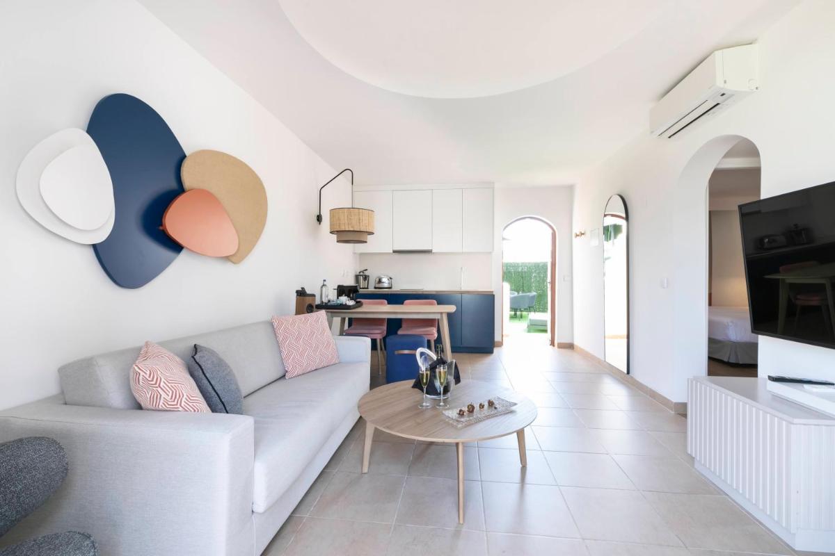 una sala de estar con un sofá y una mesa en HD Parque Cristobal Gran Canaria, en Playa del Inglés 119 fotos más