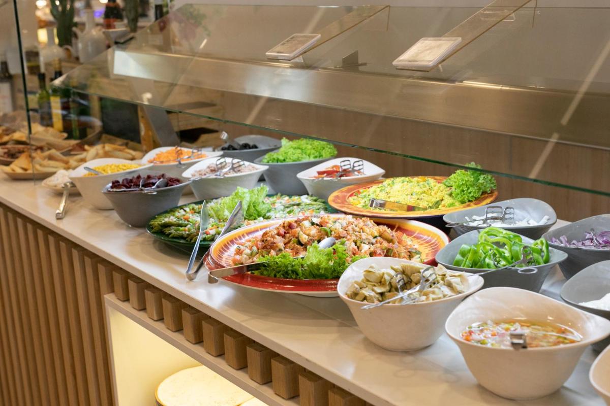Comida en o cerca de este hotel